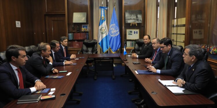 Mandatario se reúne con delegación de empresarios para abordar sobre la atracción de inversiones