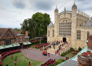 Isabel II ya descansa en Windsor