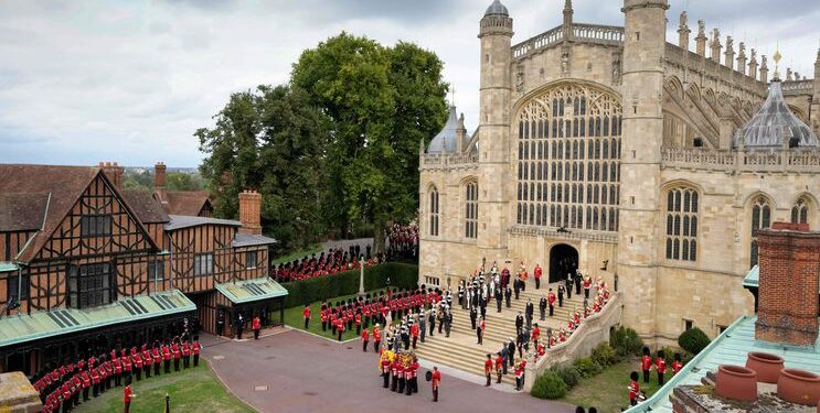 Isabel II ya descansa en Windsor