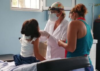 Vecinos de Las Lisas se benefician con servicios multidisciplinarios de salud