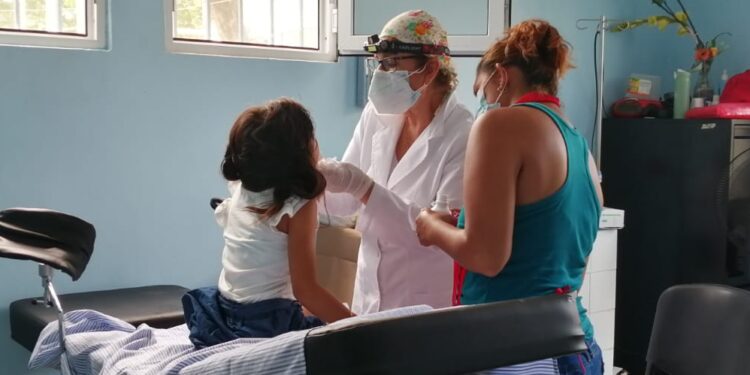 Vecinos de Las Lisas se benefician con servicios multidisciplinarios de salud