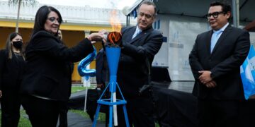 Presidente Alejandro Giammattei participa en encendido del Fuego Patrio