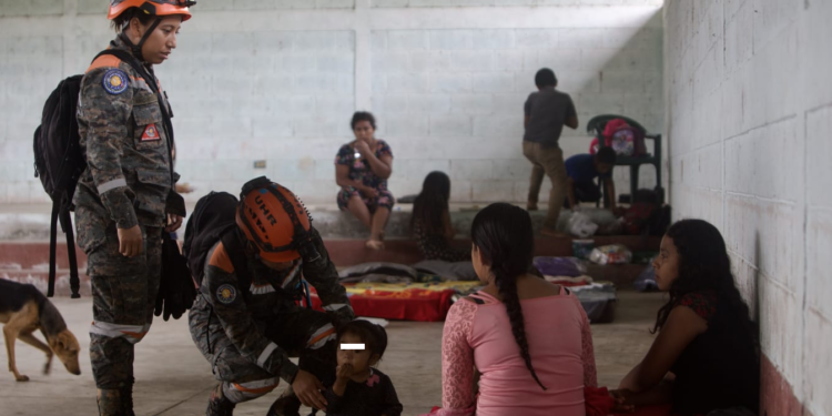 Gobierno atiende a familias afectadas por las lluvias en Petén