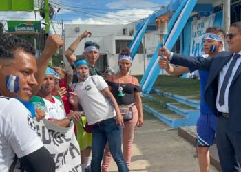 Antorchas encienden el fervor patrio en Jalapa