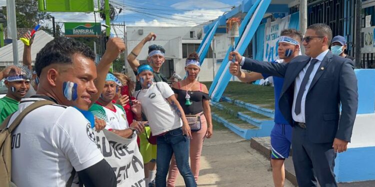 Antorchas encienden el fervor patrio en Jalapa