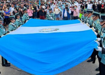 La bandera azul y blanco ondea en Jalapa