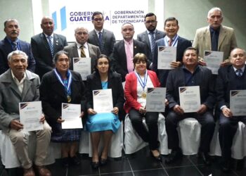 Maestros rurales celebran bodas de oro de graduación