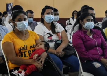 Cerca de 400 zacapanecos participan en feria del empleo