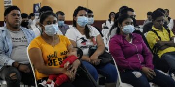 Cerca de 400 zacapanecos participan en feria del empleo