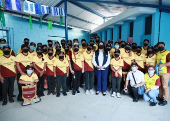 Entregan tres centros educativos remozados en el departamento de Guatemala