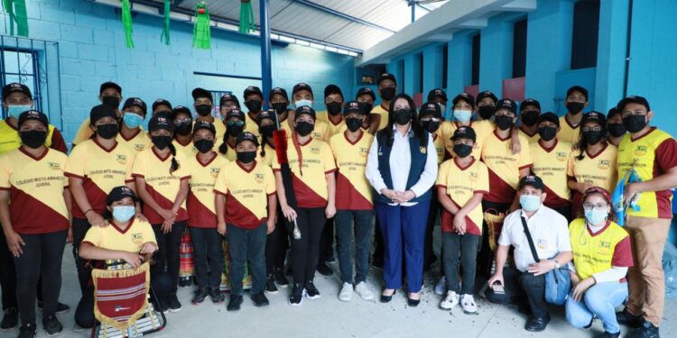 Entregan tres centros educativos remozados en el departamento de Guatemala