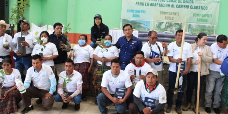 Canje de Deuda para la Adaptación al Cambio Climático beneficia a familias de San Pedro Jocopilas