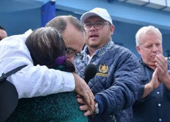 Adultos mayores de Los Pajales reciben notificación como nuevos beneficiarios de programa