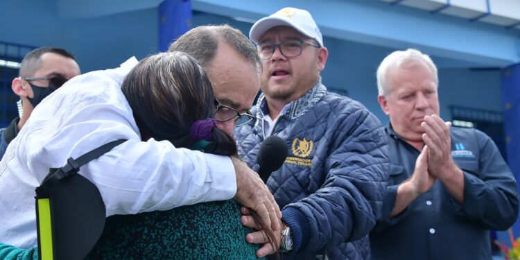 Adultos mayores de Los Pajales reciben notificación como nuevos beneficiarios de programa