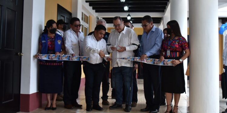 Gobierno entrega escuela que beneficiará a más de mil estudiantes en Sumpango