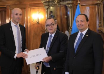 Mandatario recibe cartas credenciales de cinco embajadores