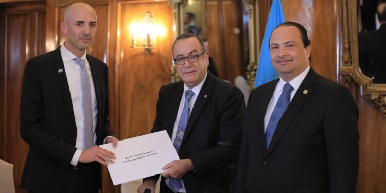 Mandatario recibe cartas credenciales de cinco embajadores