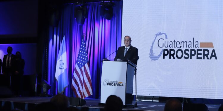 Presidente participa en conferencia “Los principios esenciales de un líder en la actualidad”