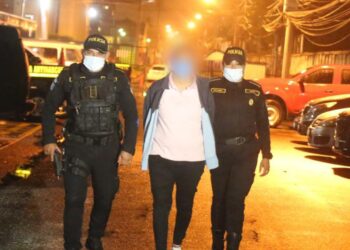 Agentes capturan a 54 personas vinculadas con distintos delitos. /Foto: PNC