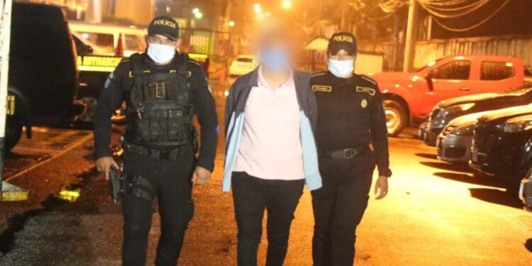 Agentes capturan a 54 personas vinculadas con distintos delitos. /Foto: PNC