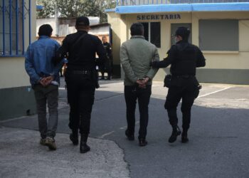 Presuntos motoladrones capturados en ruta a El Salvador. /Foto: PNC