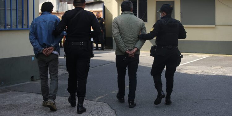 Presuntos motoladrones capturados en ruta a El Salvador. /Foto: PNC