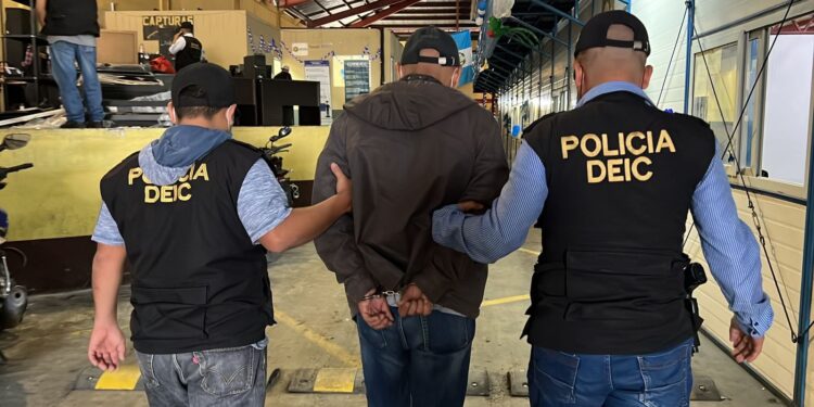 Agentes han logrado la captura de 60 personas en las últimas horas. /Foto: PNC