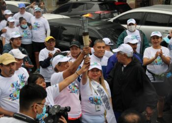 Personal de la Contraloría General de Cuentas se sumaron al recorrido de antorchas en las calles. /Foto: CGC