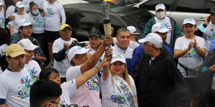 Personal de la Contraloría General de Cuentas se sumaron al recorrido de antorchas en las calles. /Foto: CGC