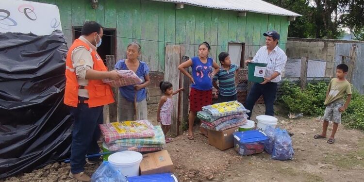 Entregan ayuda humanitaria a afectados por lluvias en el territorio