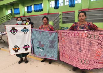 Vecinas de Sipacapa, San Marcos se capacitan gracias al programa Beca Artesano. /Foto: Mides