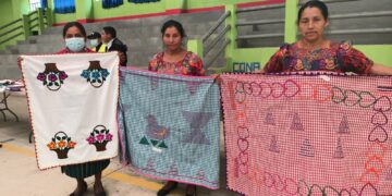 Vecinas de Sipacapa, San Marcos se capacitan gracias al programa Beca Artesano. /Foto: Mides