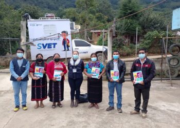Estudiantes de Santiago Huehuetenango participaron en la camapaña Voy a Paso Seguro. /Foto: SVET