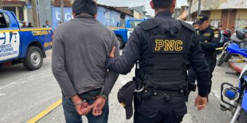 PNC captura a dos presuntos integrantes de la mara Salvatrucha. /Foto: PNC