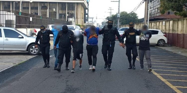 Agentes reportaron la captura de 70 personas en las últimas 24 horas. /Foto: PNC