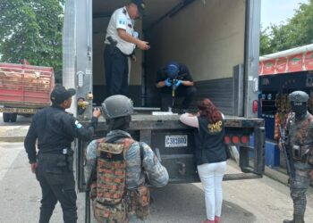 Localizan camión que transportaba cigarrillos de contrabando en Petén