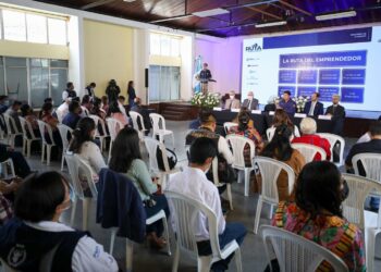 Empresarios reciben capacitaciones como parte del programa Ruta del emprendedor. /Foto: Mineco