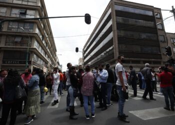 Reportan un fallecido por sismo de magnitud 7.4 en México