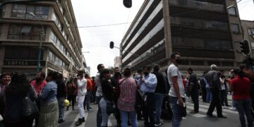 Reportan un fallecido por sismo de magnitud 7.4 en México