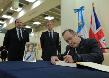 Presidente firma libro de condolencias por fallecimiento de la reina Isabel II