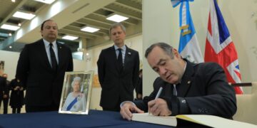 Presidente firma libro de condolencias por fallecimiento de la reina Isabel II