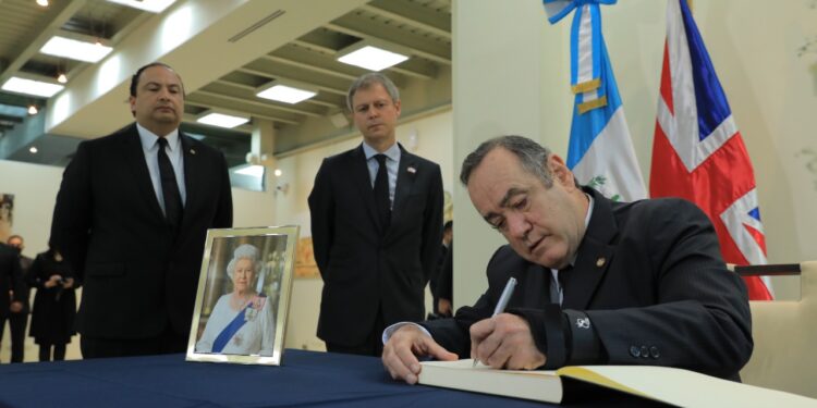 Presidente firma libro de condolencias por fallecimiento de la reina Isabel II