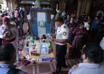 Elaboran altares cívicos como parte de las fiestas patrias