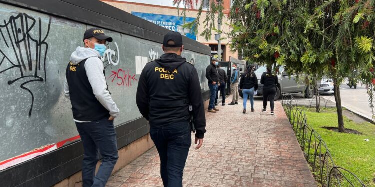 Coordinan operativos en el centro de emisión de pasaportes de la zona 4