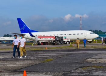 Guatemaltecos retornados son asistidos por personal de migración. /Foto: IGM