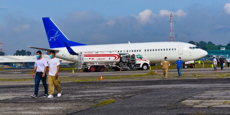 Guatemaltecos retornados son asistidos por personal de migración. /Foto: IGM