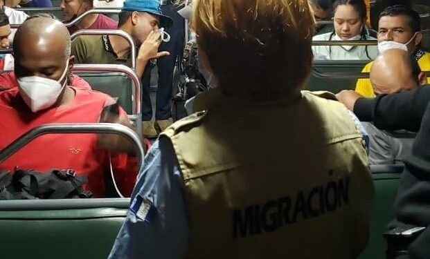 Asisten a 33 extranjeros y los remiten a Migración