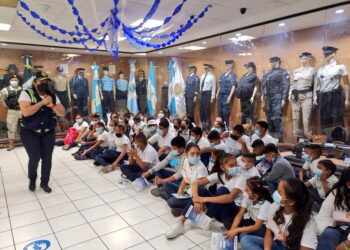 Agentes de la PNC imparten charlas sobre seguridad vial. /Foto: PNC