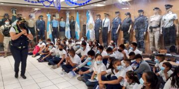 Agentes de la PNC imparten charlas sobre seguridad vial. /Foto: PNC