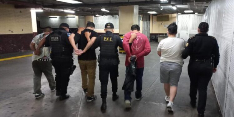 Personas capturadas fueron puestas a disposición de las autoridades correspondientes. /Foto: PNC